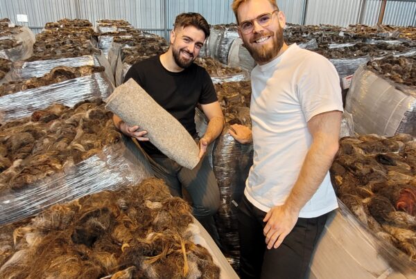 Clément BAldellou (à gauche sur la photo) et James Taylor ont créé la première filière de recyclage de cheveux au monde (Photo Geneviève Colonna d'Istria)