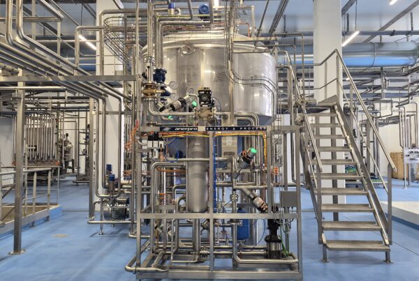 Des cuves et des kilomètres de tuyaux : bienvenue au sein de Biotech Open Plateform